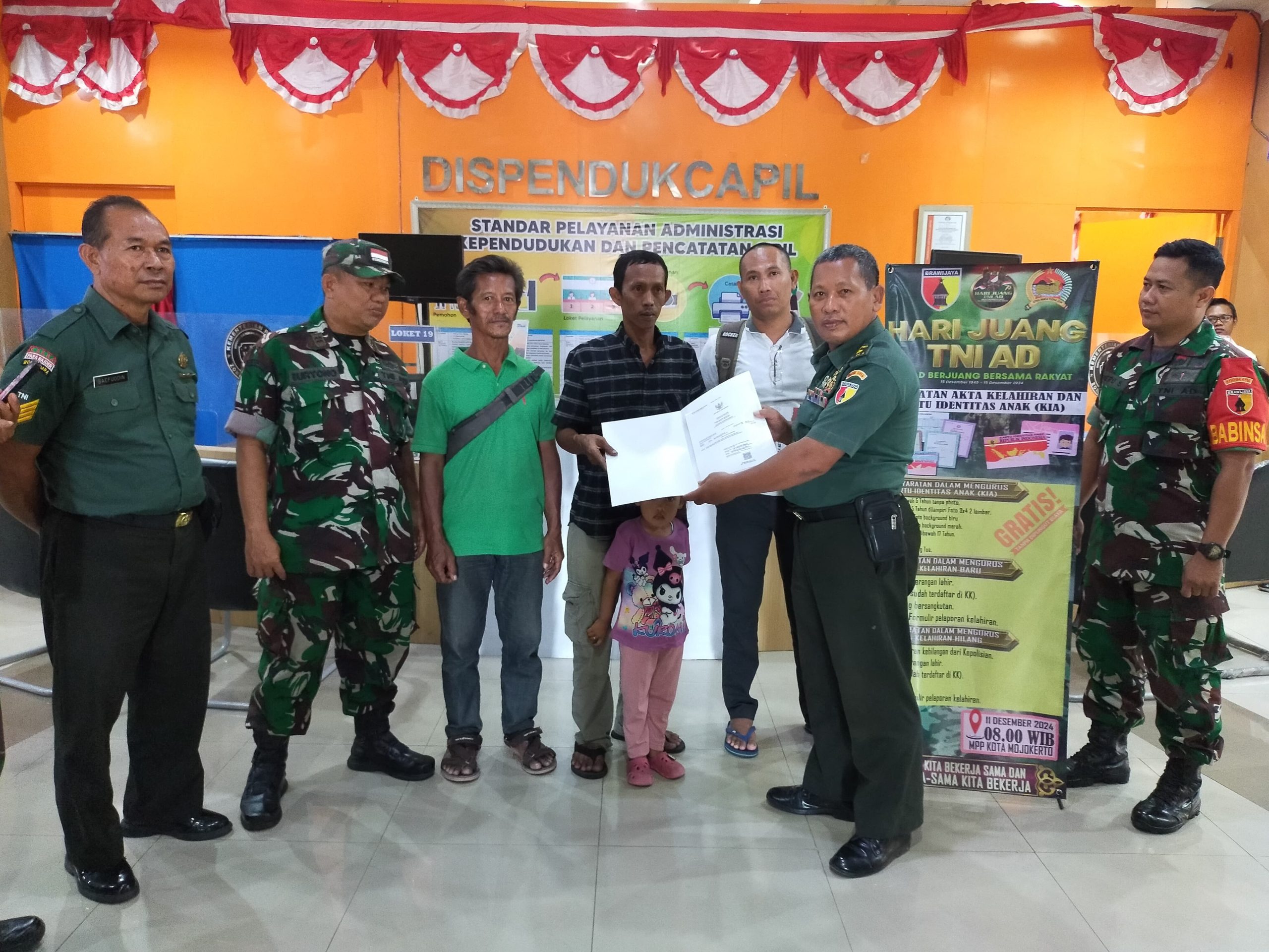 Rangkaian Peringatan Hari Juang Kartika, Kodim 0815/Mojokerto Bersama Dispendukcapil Kota Mojokerto Gelar Bakti Sosial Pembuatan Akta Kelahiran