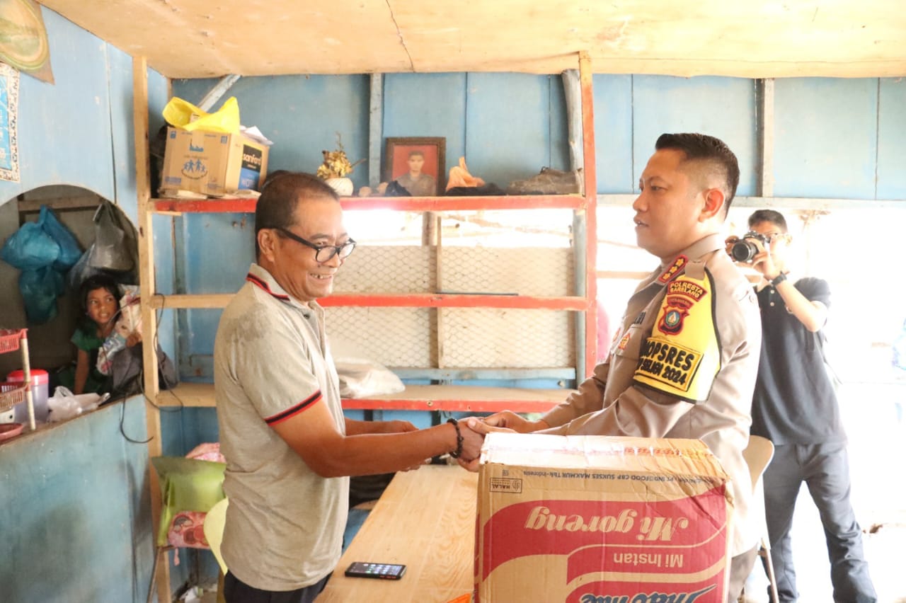kapolresta Barelang Kunjungi dan Berikan Bantuan kepada Korban Peristiwa di Sembulang Hulu