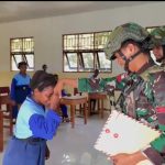 Pos Dataran Beimes Satgas Yonif 642/Kps Bantu Guru dalam Pelaksanaan Ujian
