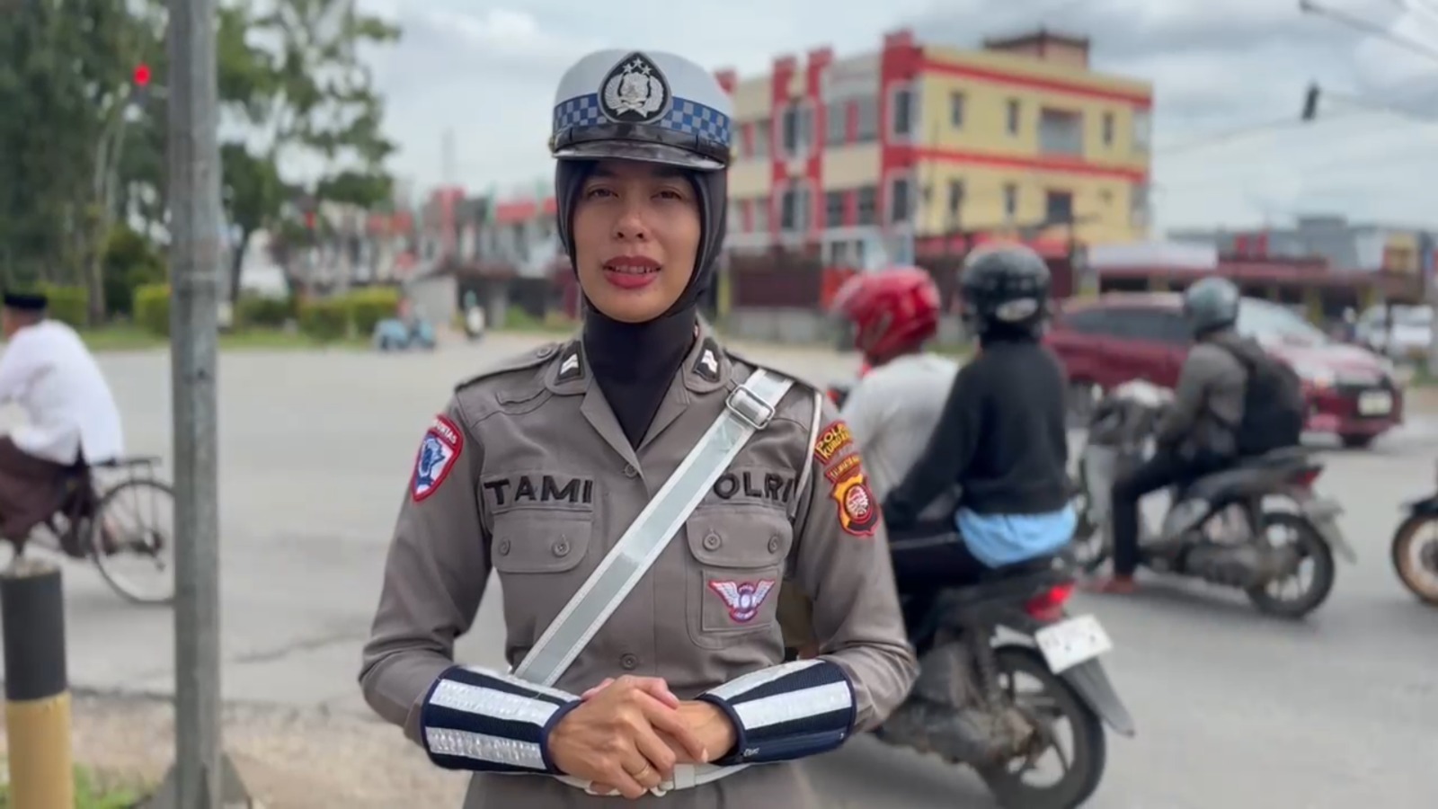 Pendekatan Humanis Polwan Kubu Raya, Atur Lalu Lintas dengan Senyuman