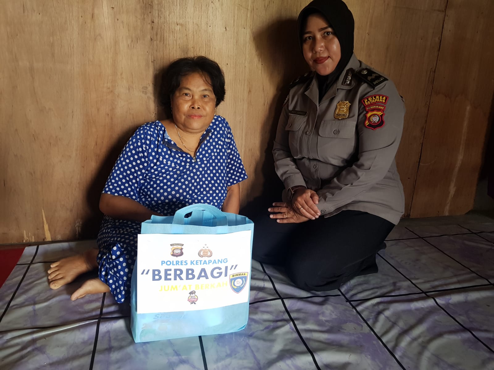 Jum’at Berkah, Satbinmas Polres Ketapang Berikan Paket Sembako ke Warga yang Tidak Mampu