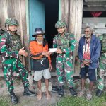 Sambut Hari Natal, Satgas Yonif 641/Bru Beri Bantuan Sumbangan Ke Gereja Dan Lakukan Yankes Pada Masyarakat Papua