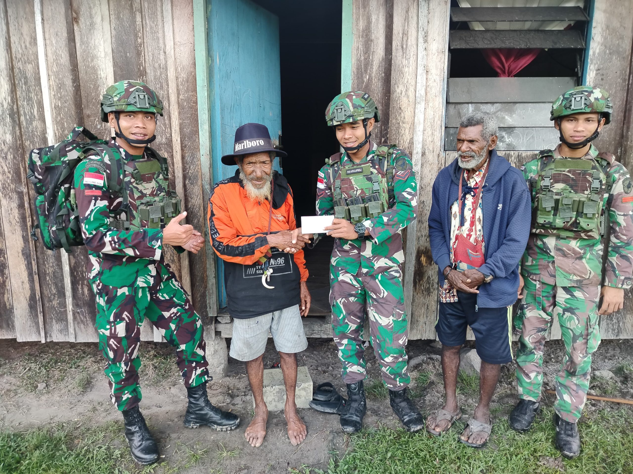 Sambut Hari Natal, Satgas Yonif 641/Bru Beri Bantuan Sumbangan Ke Gereja Dan Lakukan Yankes Pada Masyarakat Papua