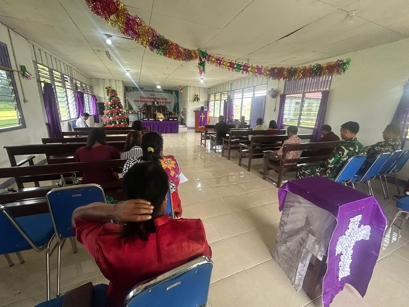 Satgas Yonif 642/Kps Melaksanakan Ibadah di Gereja GKII Ebeneser Distrik Meyado Papua Barat.