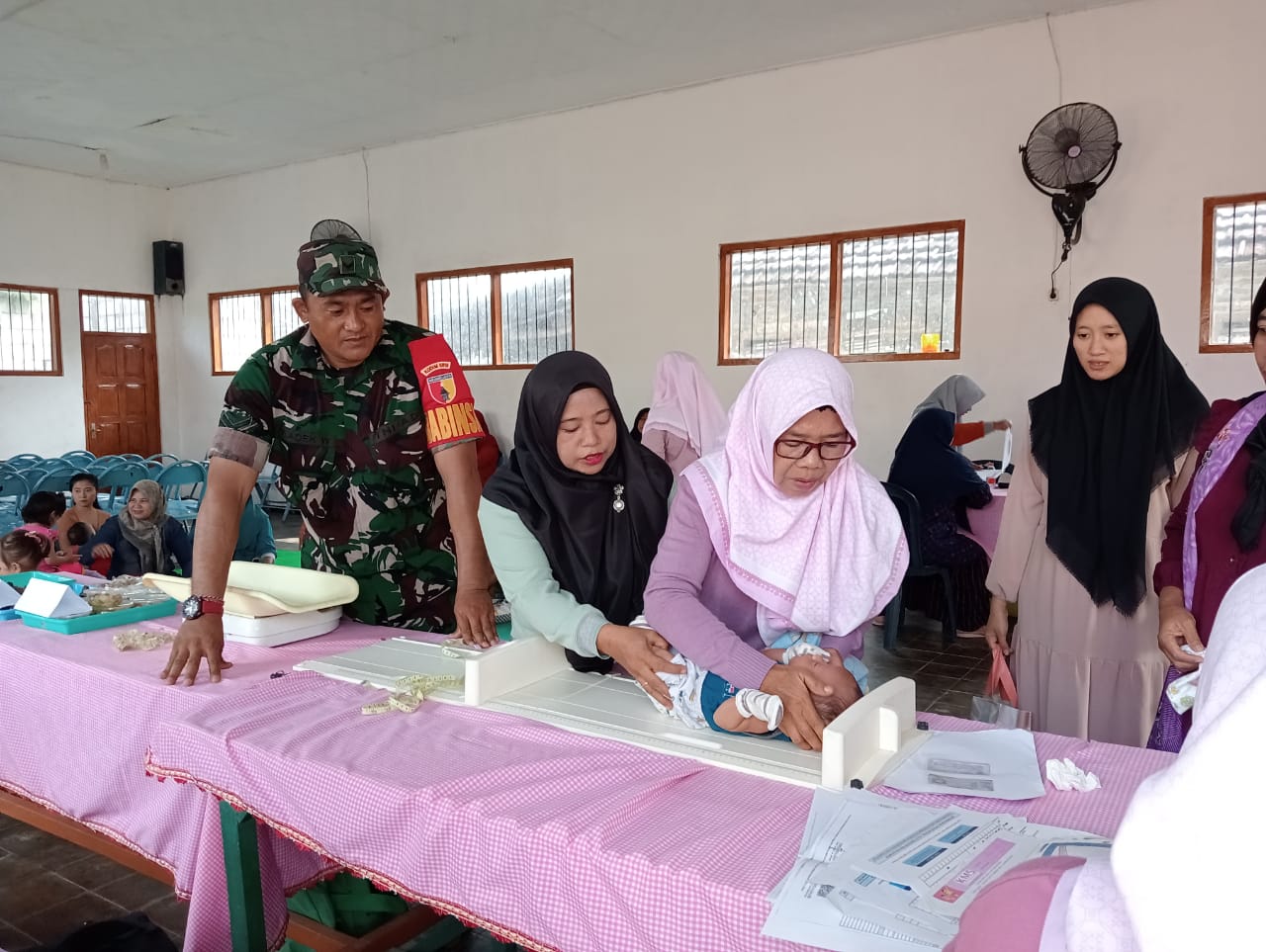 Konsistensi Babinsa Pohkecik Dampingi Posyandu Tingkatkan Pelayanan Kesehatan Masyarakat