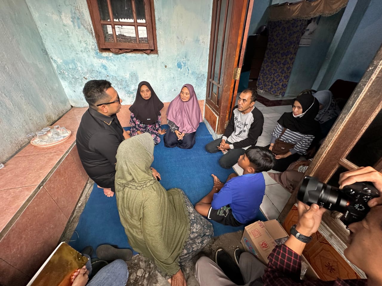 Sambangi Rumah Duka Korban Kecelakaan Laut, Pj Wali Kota Mojokerto Sampaikan Belasungkawa dan Berikan Santunan