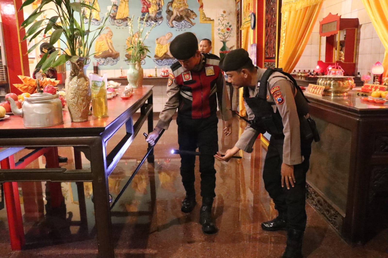 Amankan Imlek, Polres Mojokerto Kota Sterilisasi Klenteng Hok Sian Kiong