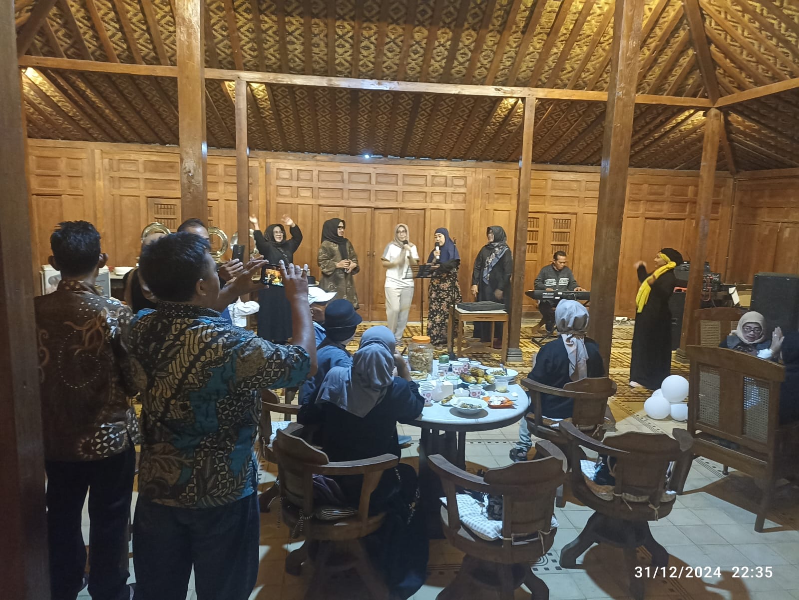 Menjelang Pergantian Tahun Baru 2025 Konamy Menggelar Acara Sing Song Di Joglo KUTT Suka Makmur Grati Pasuruan