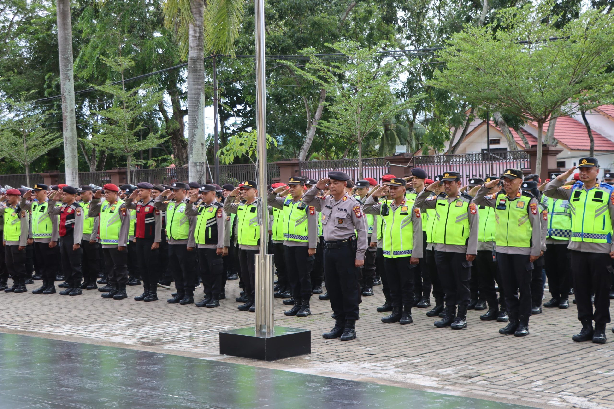 Polresta Pontianak Gelar Apel Pengamanan Malam Tahun Baru Imlek 2576 Tahun 2025