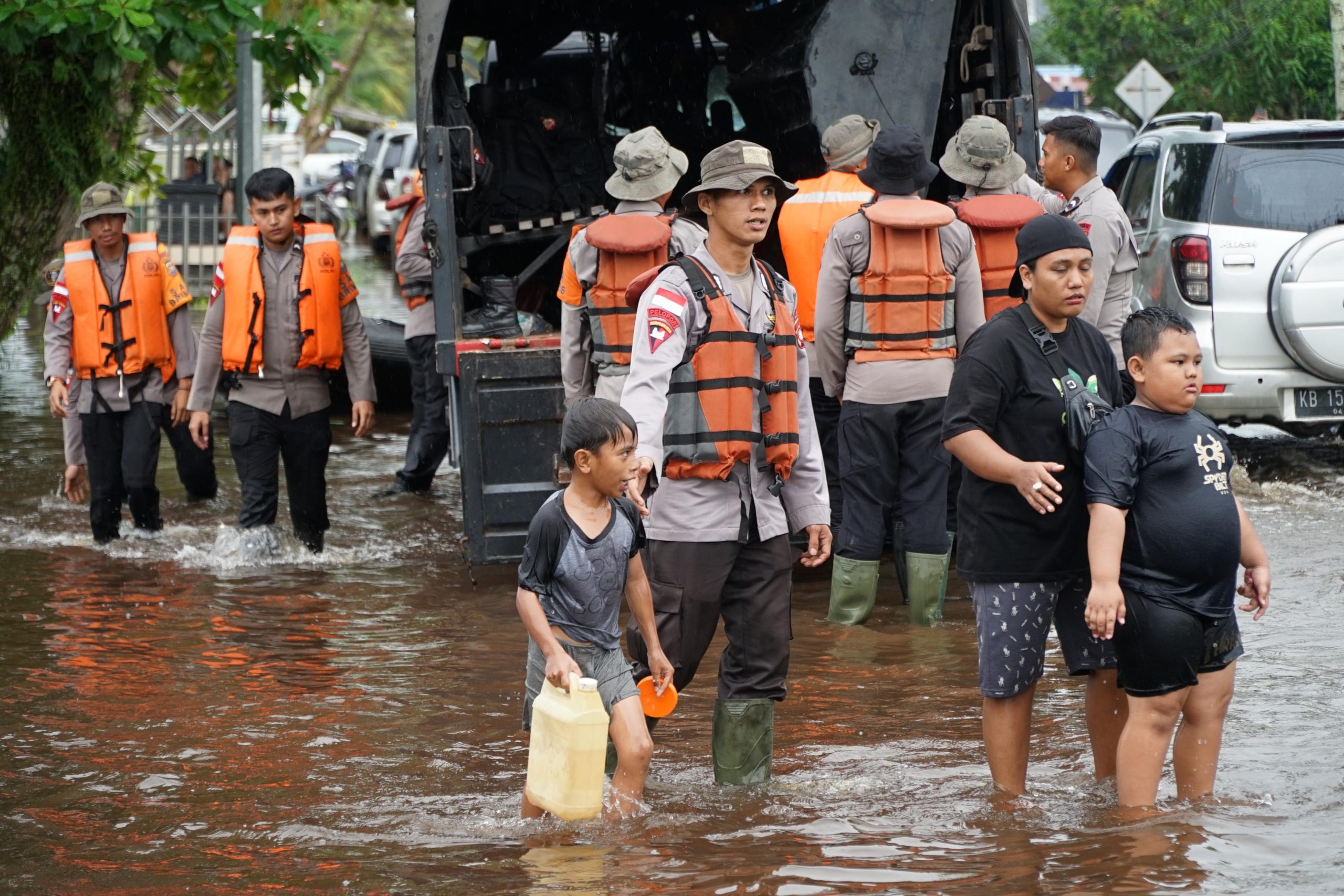 Dansatbrimob Polda Kalbar Turut Serta Menyalurkan.Bantuan Kepada Personil.Polri Yang Mengalami Musibah Banjir Di Kab Mempawah