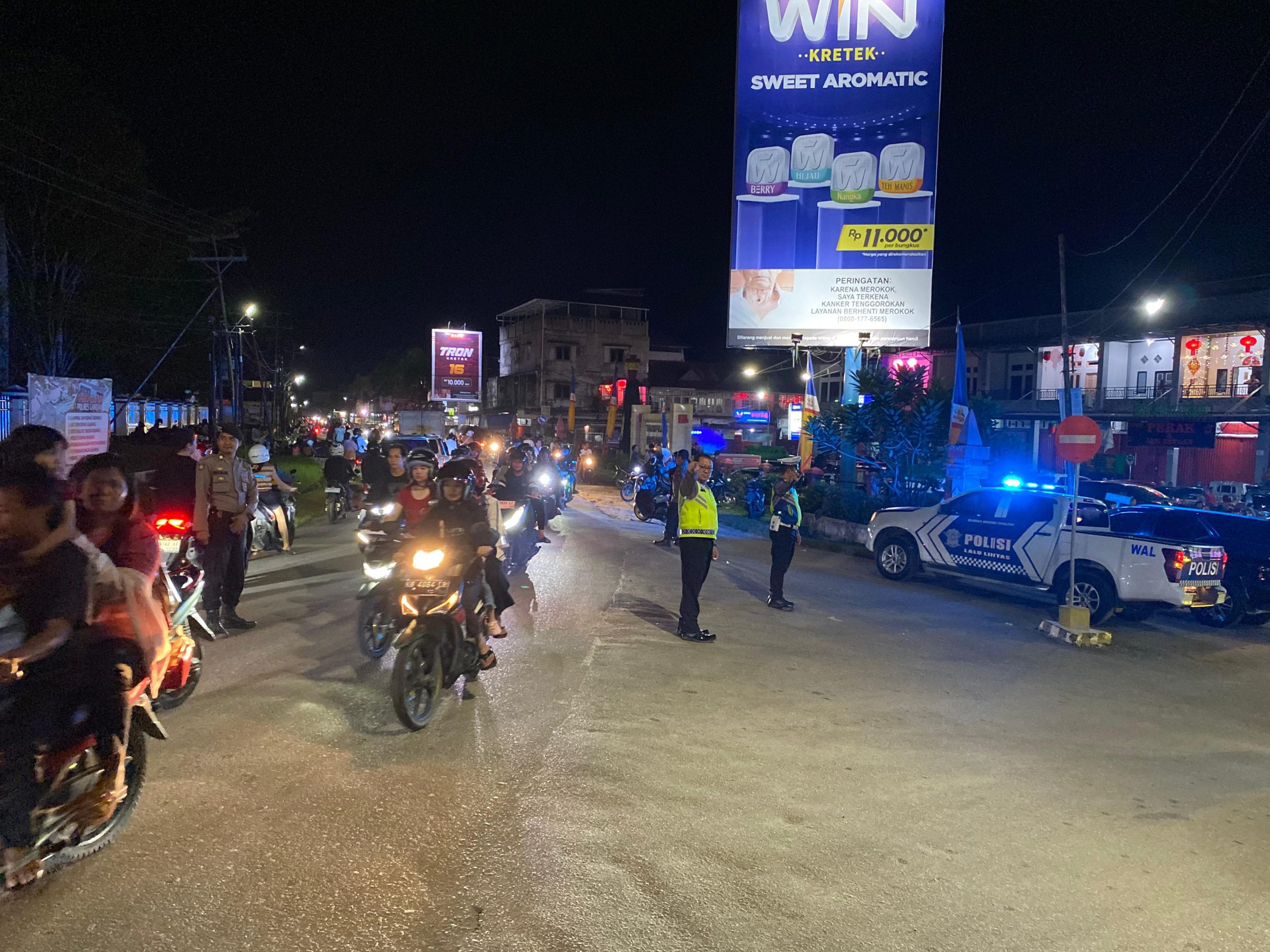 Jaga Kelancaran Arus Polres Landak Lakukan Pengaturan di Area Terminal