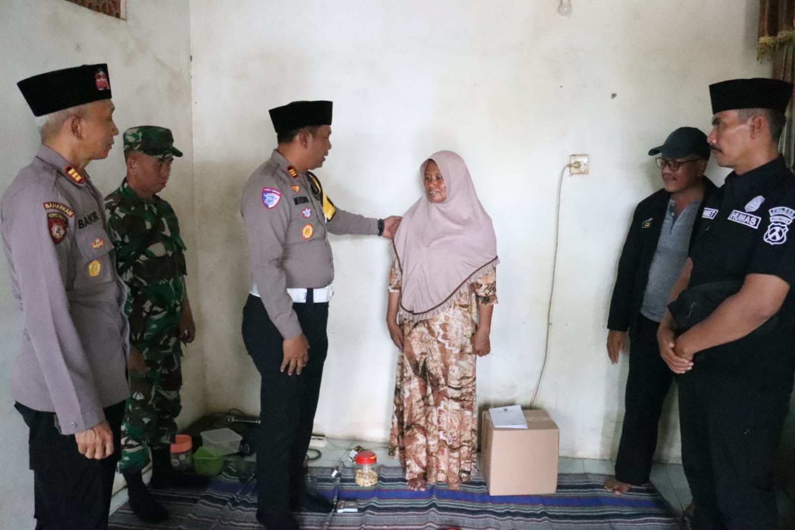 Polres Mojokerto Kota Santuni Keluarga Korban Meninggal Akibat Miras Oplosan