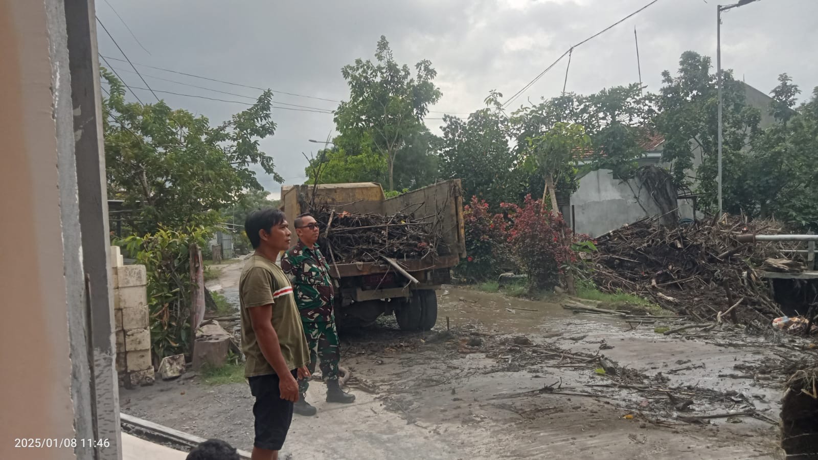 Cegah Potensi Banjir, Koramil 0815/06 Kemlagi Bareng Dinas PUPR Kabupaten Mojokerto Sterilkan Aliran Sungai