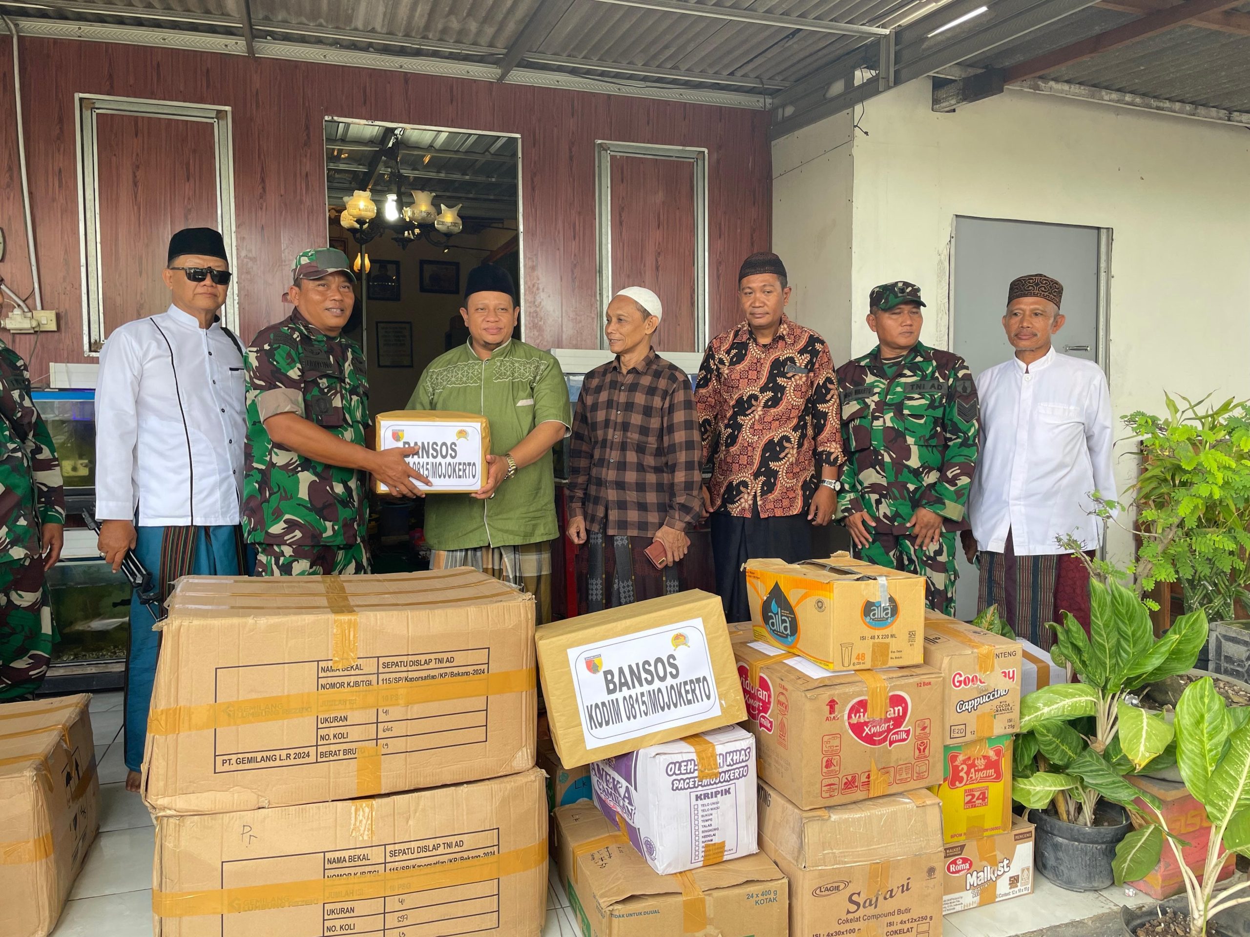 Aksi Sosial Kodim 0815/Mojokerto : Salurkan 701 Pakaian Layak Pakai untuk Penghuni Yayasan Griya Welas Asih Mambaul Hikmah