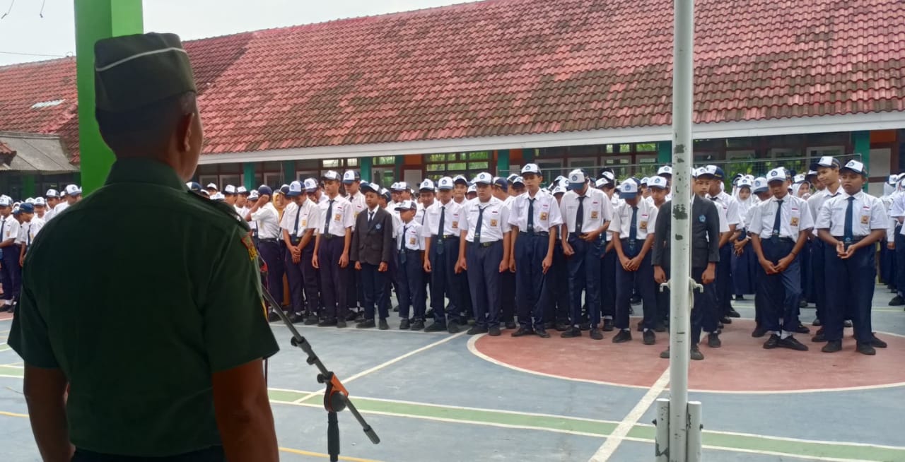 Babinsa Jrambe Bekali Wawasan Kebangsaan di SMPN 2 Dlanggu : Tekankan Pentingnya Disiplin dan Hindari Kenakalan Remaja