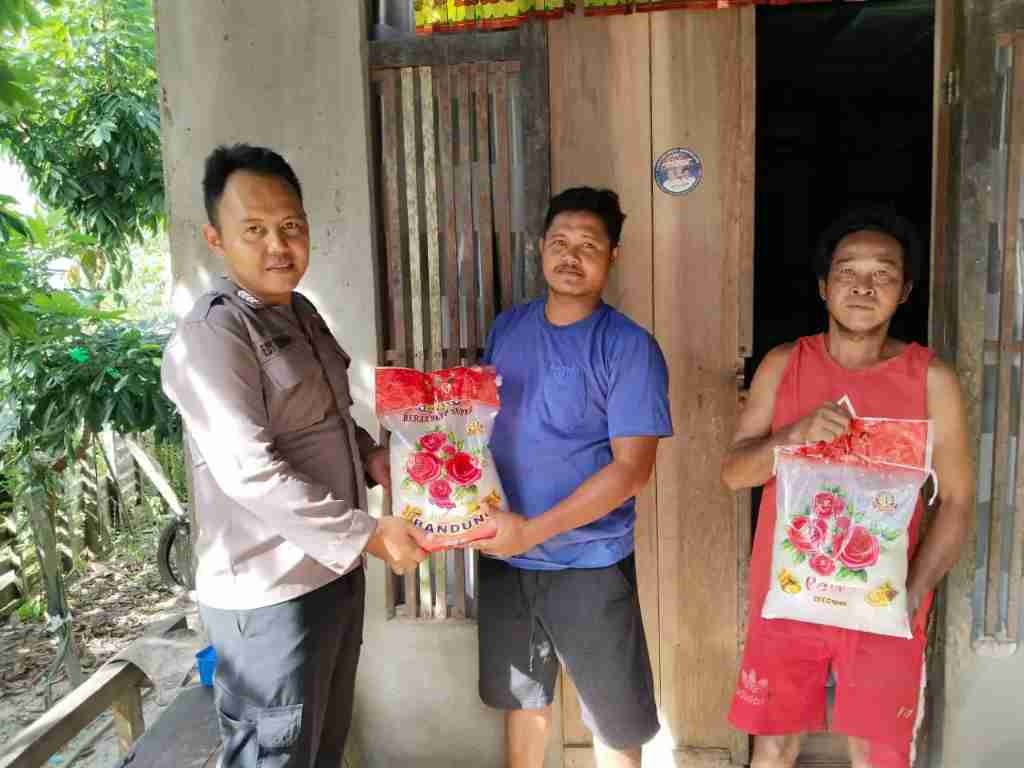 Jum’at Berkah, Bhabinkamtibmas Polsek Tumbang Titi Bagikan Sembako Kepada Warga Desa Binaanya