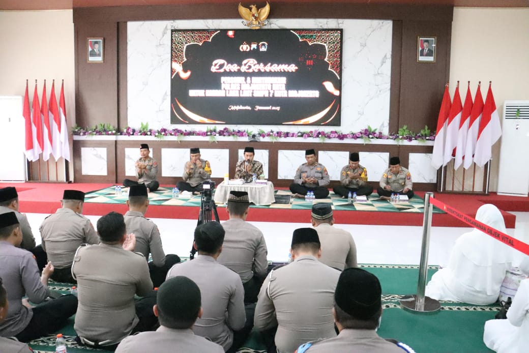 Keluarga Besar Polres Mojokerto Kota beserta Bhayangkari, Gelar Doa Bersama untuk Korban Laka Laut SMPN 7 Kota Mojokerto
