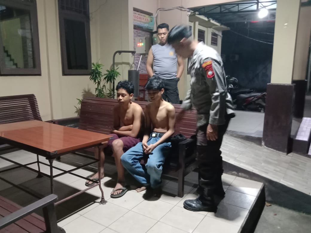 Patroli Enggang Polsek Pontianak Timur Amankan Dua Remaja Diduga Terlibat Tawuran di Jl. Parit Mayor