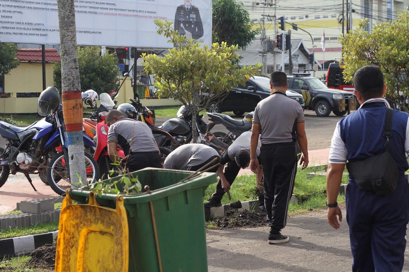 Jum’at yang Mulia, Polres Ketapang Laksanakan Bersih-Bersih Lingkungan Mapolres