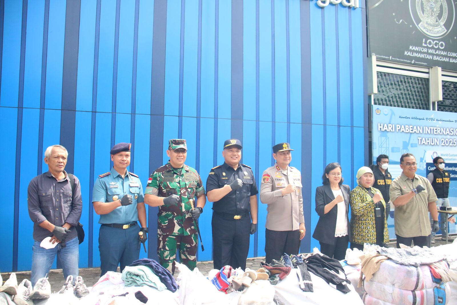 Pangdam XII/Tpr Hadiri Konferensi Pers DJBC Kalbagbar Terkait Penggagalan Penyelundupan Ballpres