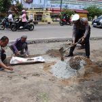 Polres Ketapang Bersama Warga, Gotong Royong Tambal Jalan Berlubang