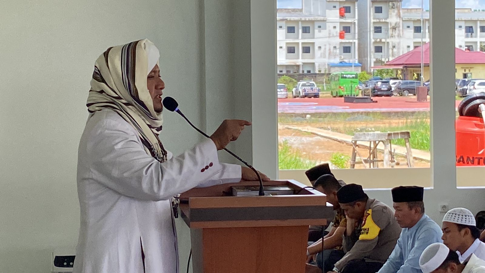 Habib Toha Al – Jufri Jadi Imam Shalat Perdana di Masjid Baitul Mukmin Polres Kubu Raya