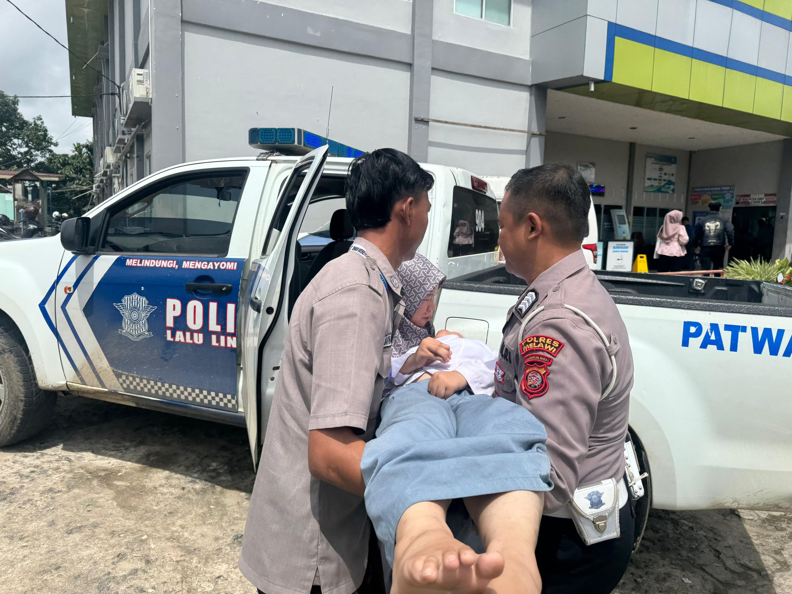 Luar Biasa Respon Cepat Satlantas Polres Melawi Evakuasi Siswa MAN 1