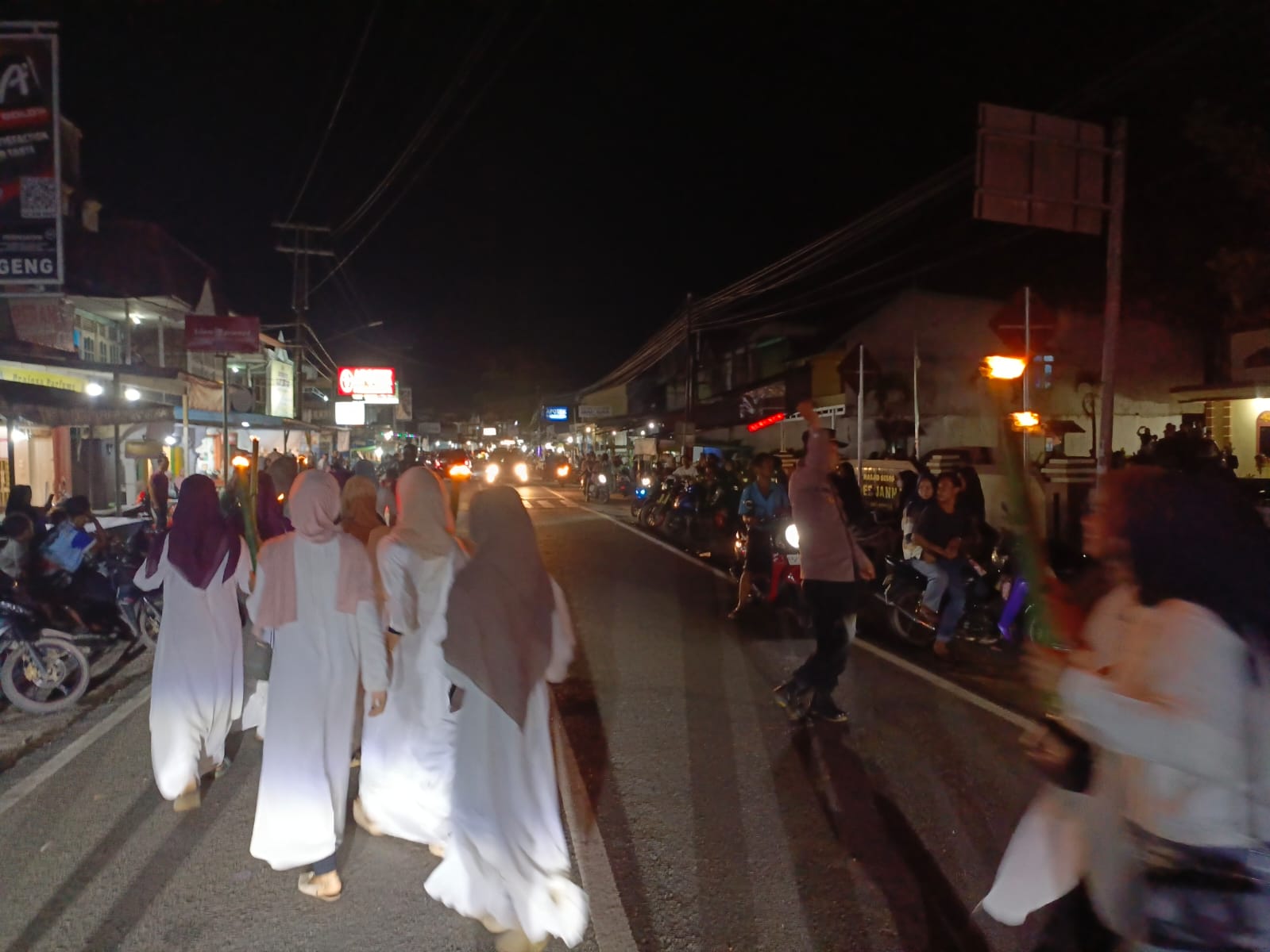 Kebersamaan Polisi dan Warga Rasau Jaya Pawai Ta’aruf Berjalan Lancar dan Kondusif