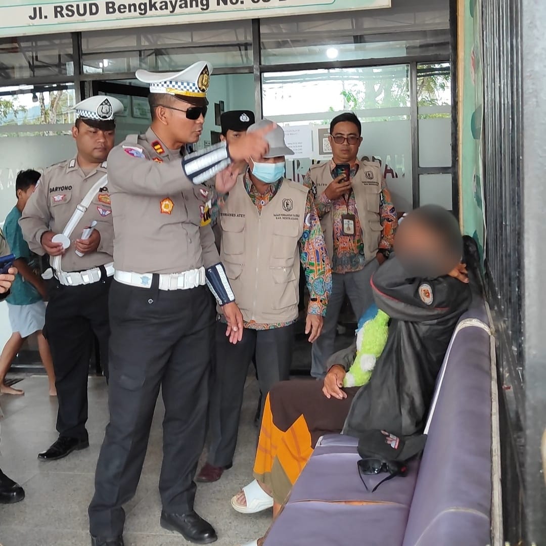 Aksi Heroik Polisi di Bengkayang Amankan Perempuan Diduga ODGJ Membawa Senjata Tajam