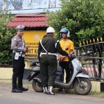 Gandeng Dinas Perhubungan Dan POMAD, Personil Operasi Keselamatan Kapuas Polres Ketapang Lakukan Himbauan Serta Teguran Kepada Warga Pengendara Di Jalan Raya