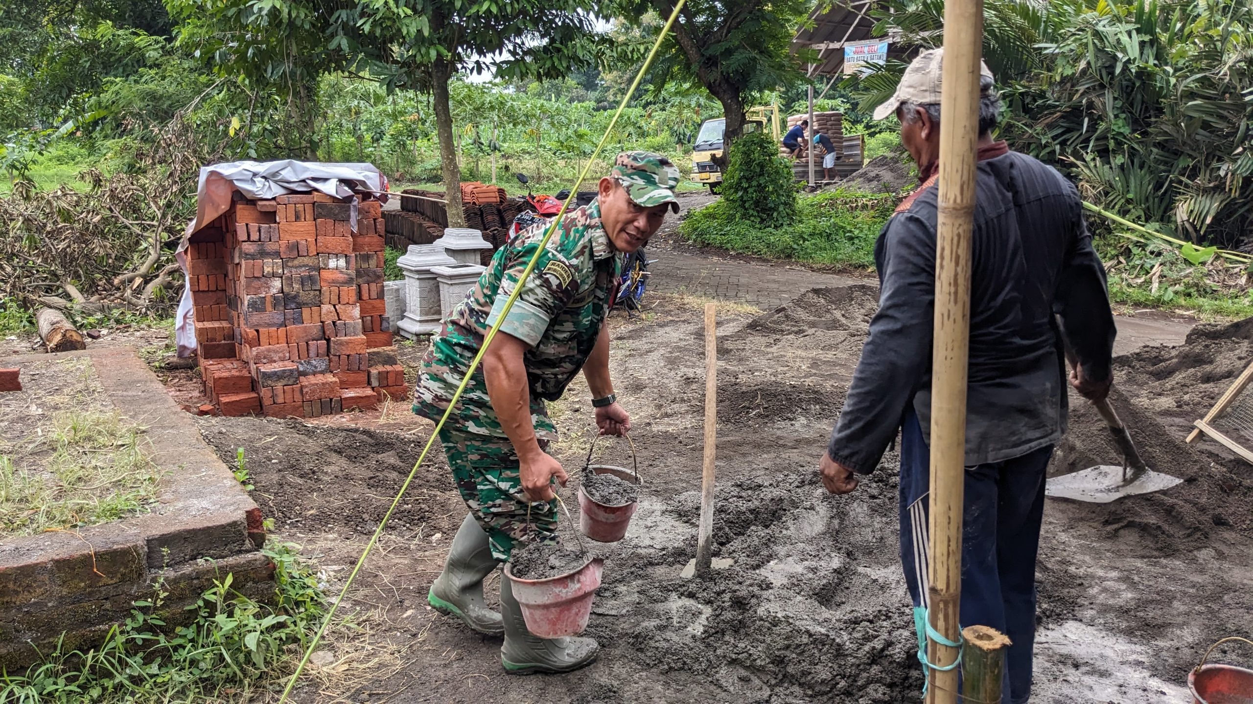 Manunggal Bersama Rakyat, Babinsa Bantu Bangun Rumah