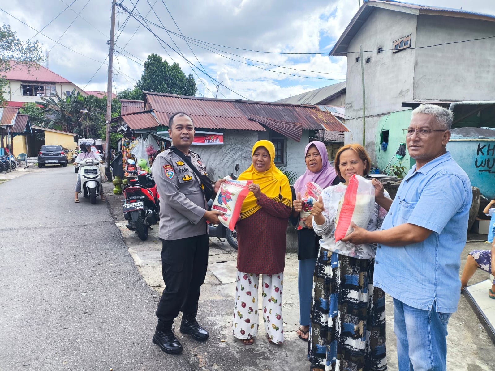 Bhabinkamtibmas Polsek Pontianak Kota Aipda Fani Gunawan Gelar Baksos, Bagikan Beras untuk Warganya.