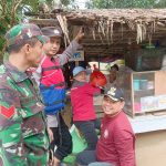 Babinsa Kodim 1209-04/Seluas Dampingi Penyaluran Bantuan Untuk Warga Korban Bencana Banjir