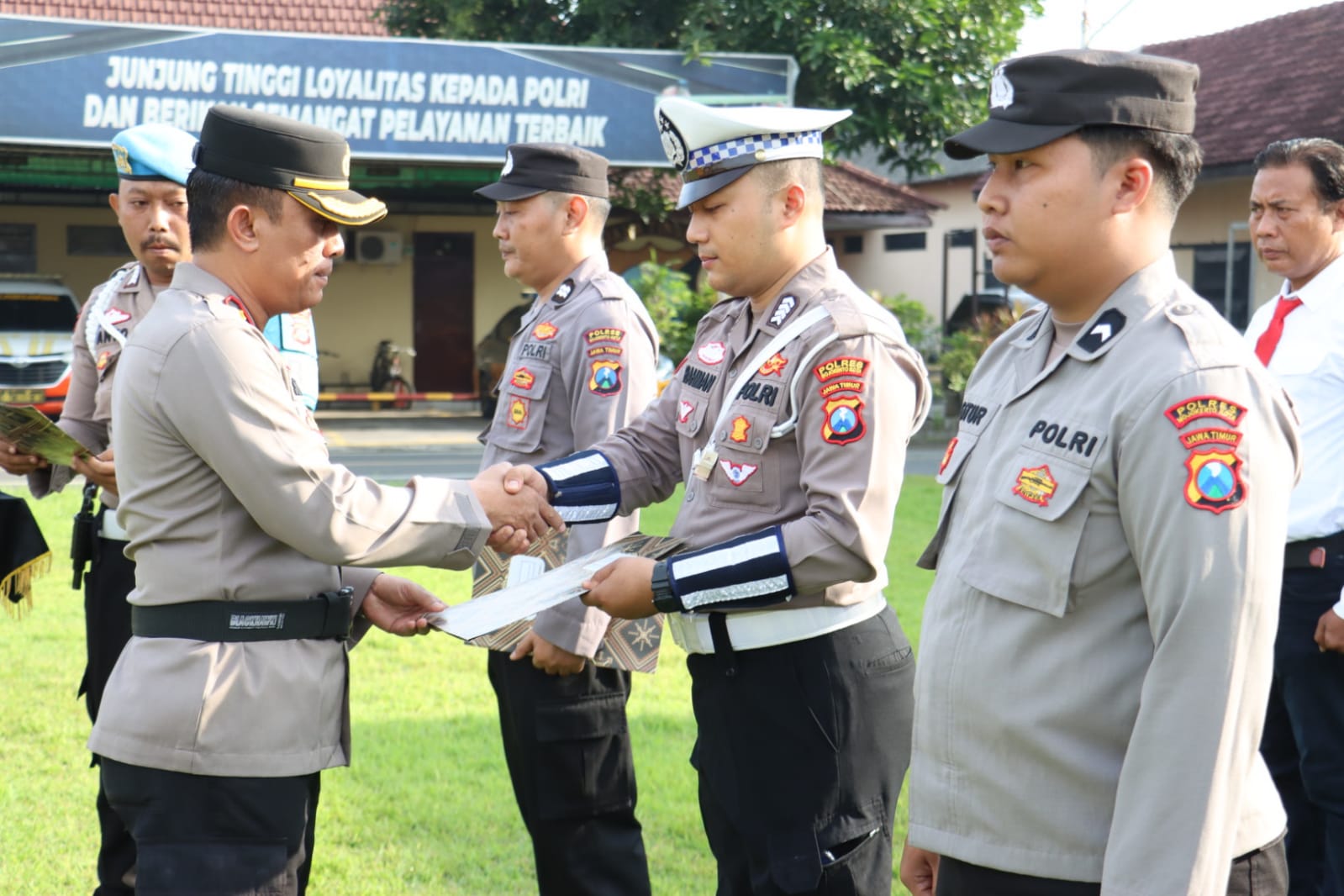 Upacara Hari Kesadaran Nasional, Kapolres Berikan Reward 14 Personel Berprestasi