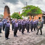 Babinsa Koramil 0815/02 Trowulan Latih Satlinmas Kedisiplinan &Materi PBB