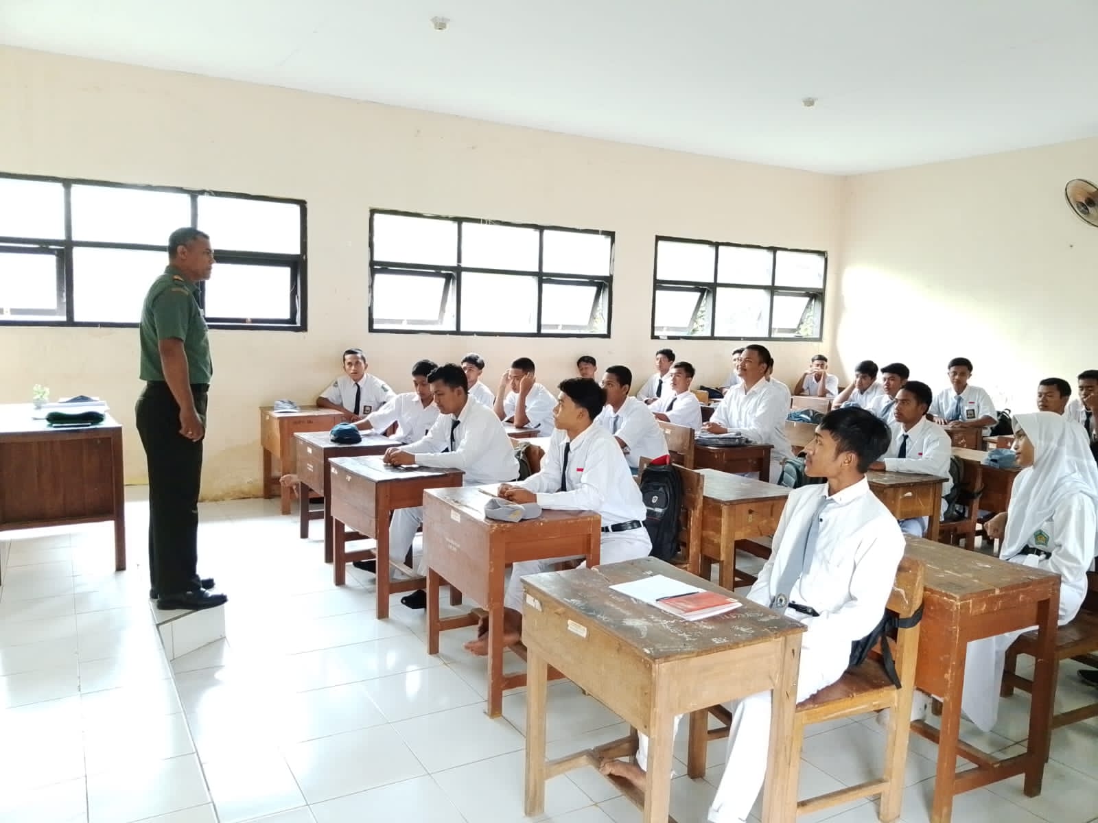 Danramil 0819/15 Berikan Wawasan Kebangsaan kepada Siswa SMKN 1 Winongan