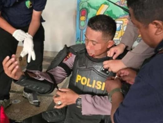 Belasan Polisi Terkena Lemparan Batu dan Petasan Saat Demo Tolak UU TNI di Surabaya