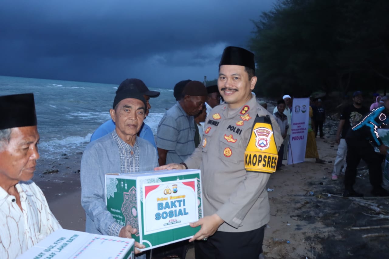 Gelar Bakti Sosial Kapolres Sumenep Kepada Nelayan dan Kelompok Sadar Wisata Pantai Slopeng