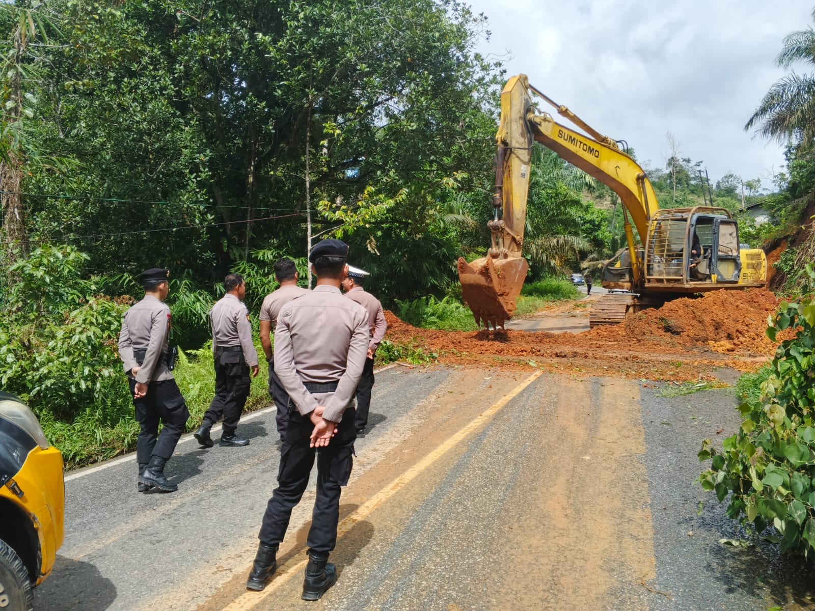 Kerja Keras Tim Gabungan, Akses Jalan di Sengah Temila Kembali Normal