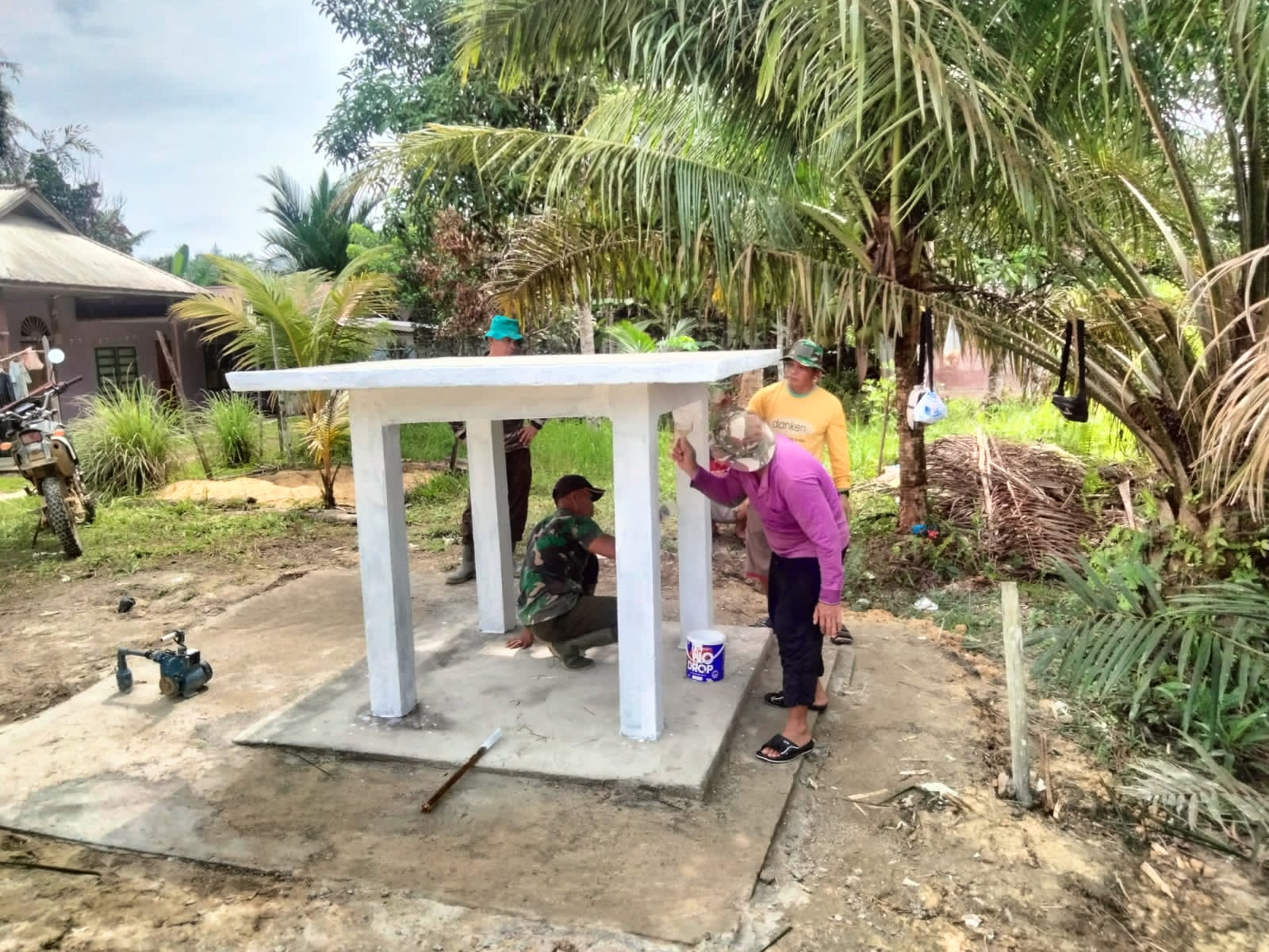 Pengecatan Tandon Air Oleh Satgas TMMD Imbangan Ke-123 Di Desa Sekida