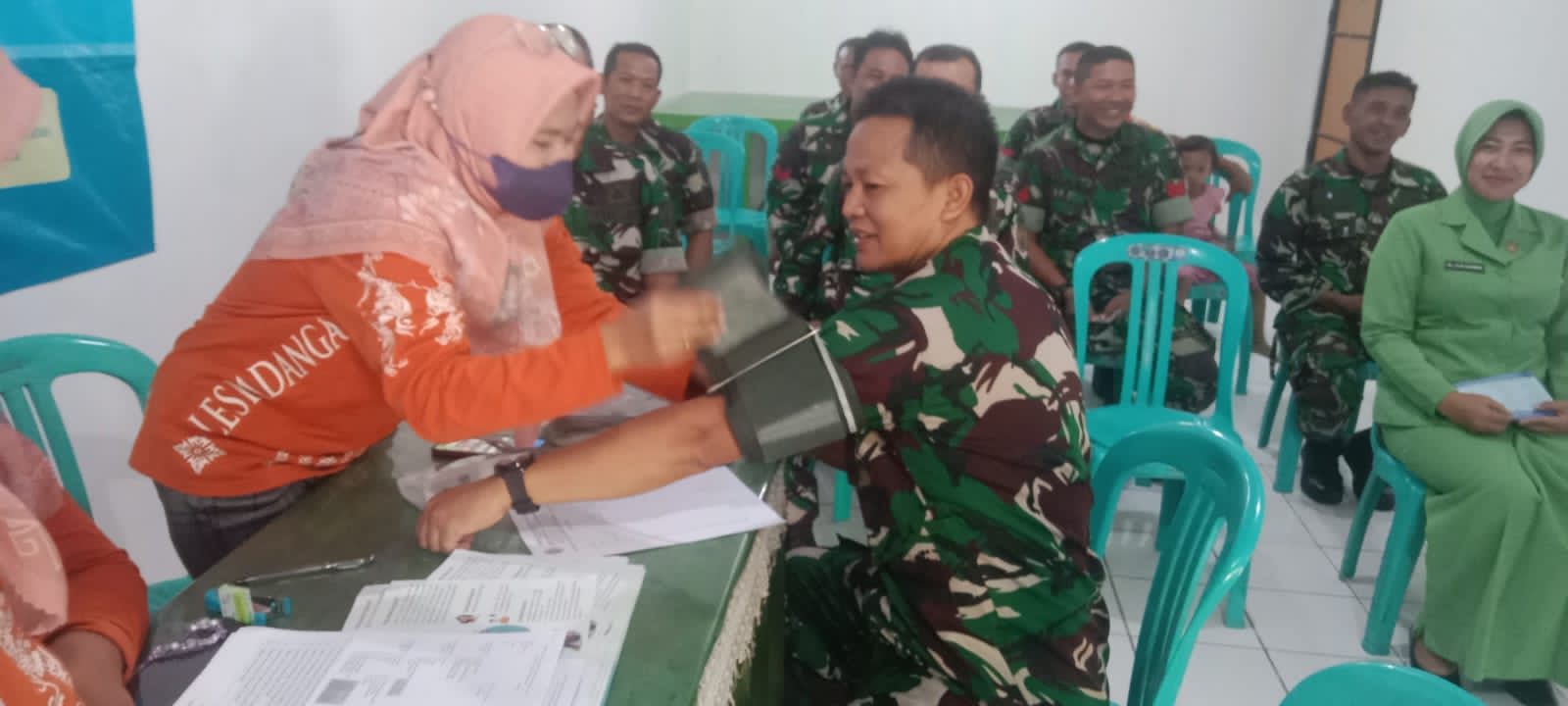 Jaga Kesehatan Prajurit, Kolaborasi Koramil 0815/05 Gedeg & Puskesmas Lespadangan Gelar Rikes Berkala