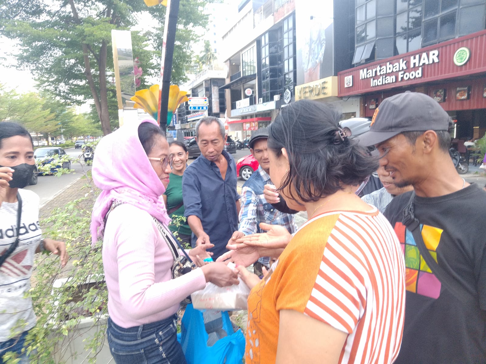 Berbagi Takjil di Akhir Ramadhan Bersama Insan Pers Batam dan Masyarakat