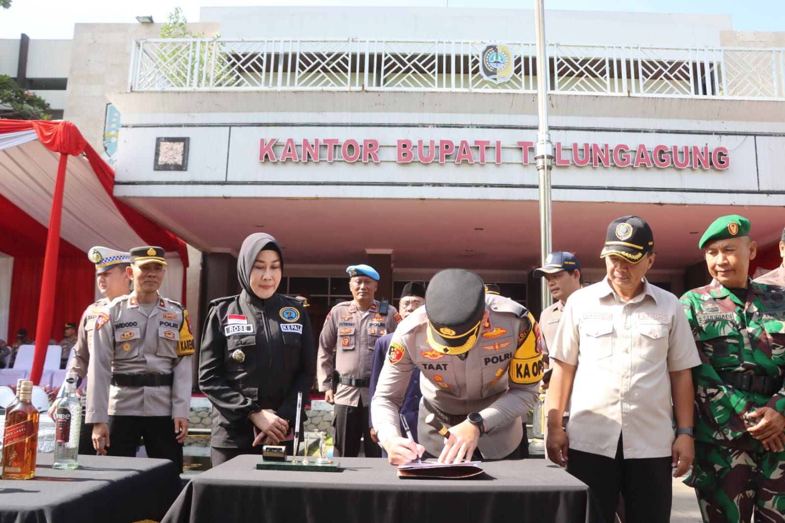 Polres Tulungagung Musnahkan 3.512 Botol Miras & 407 Knalpot Brong Usai Apel Gelar Pasukan Operasi Ketupat Semeru 2025