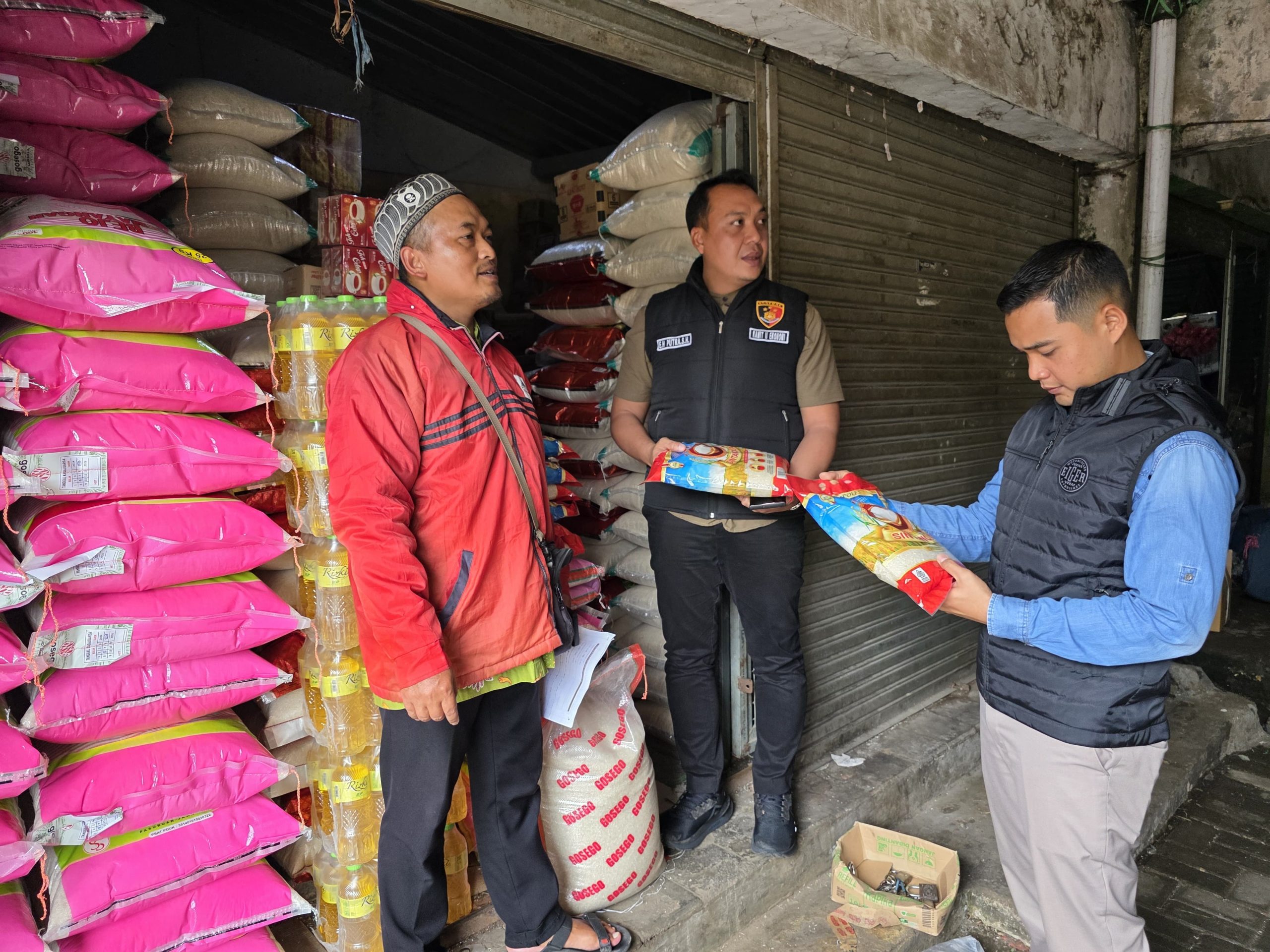 Satgas Pangan Polres Pasuruan Dan Disperindag Menggelar Sidak Di sejumlah Pasar Kabupaten Pasuruan