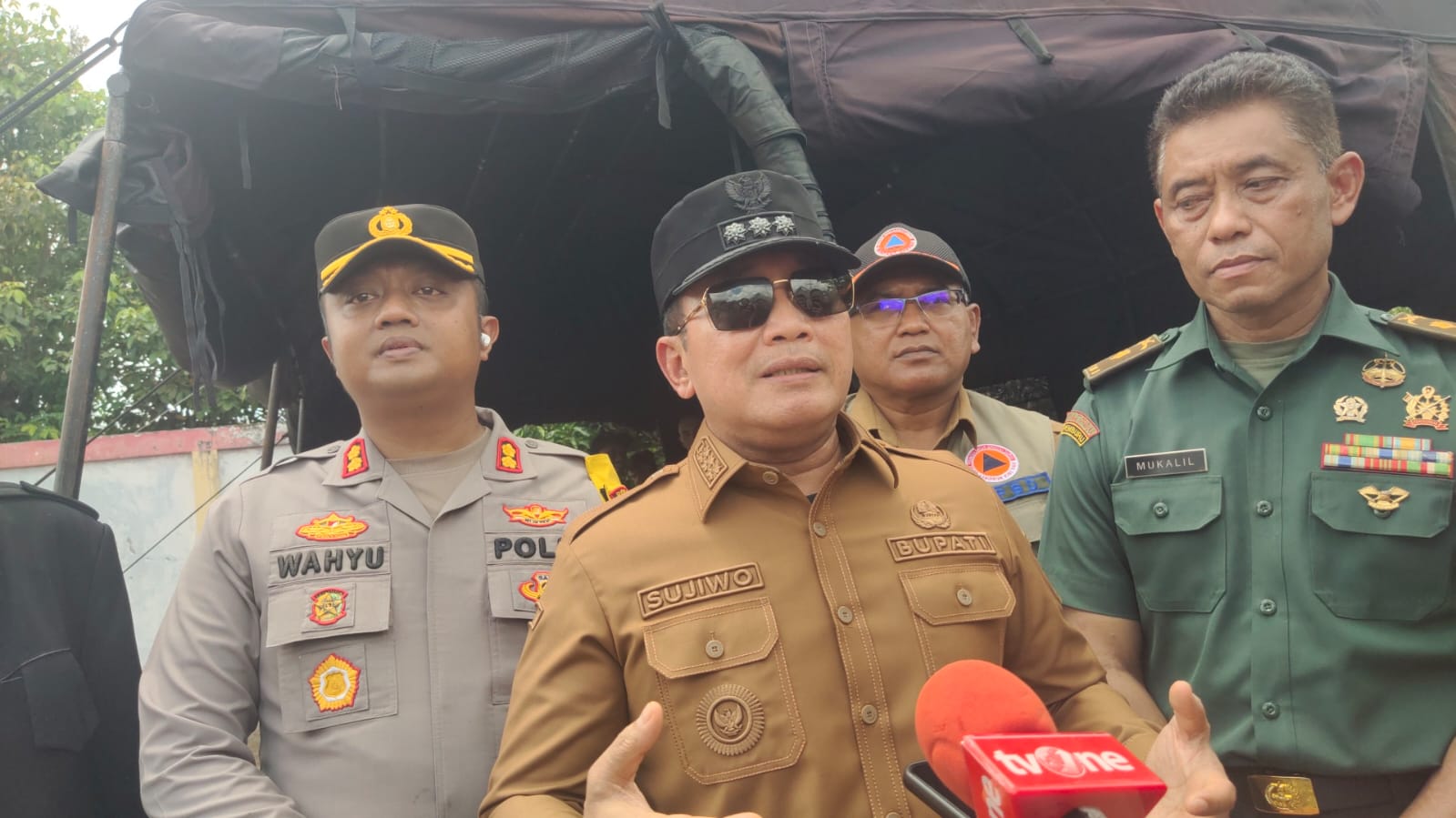 Bupati Kubu Raya, Sujiwo Bersama Kapolres Dan Dandim 1207 Serahkan Bantuan Makanan Kepada Warga Korban Banjir