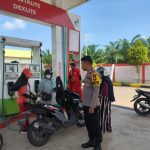 Petugas Kepolisian Pantau SPBU di Kubu Raya Tegaskan BBM Subsidi Harus Sesuai Aturan