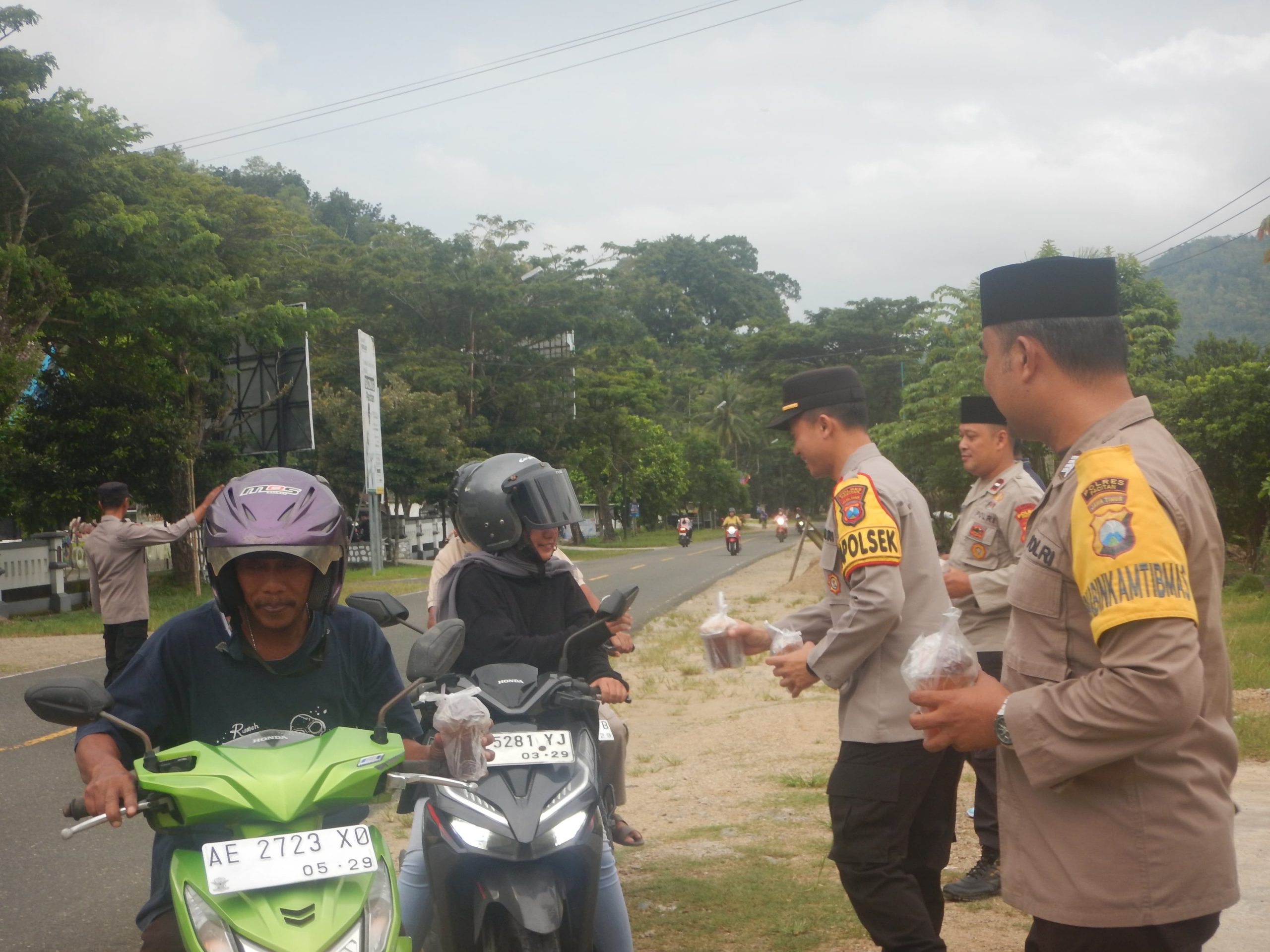 Polsek KEBONAGUNG Pacitan Menggelar Pembagian Takjil Gratis