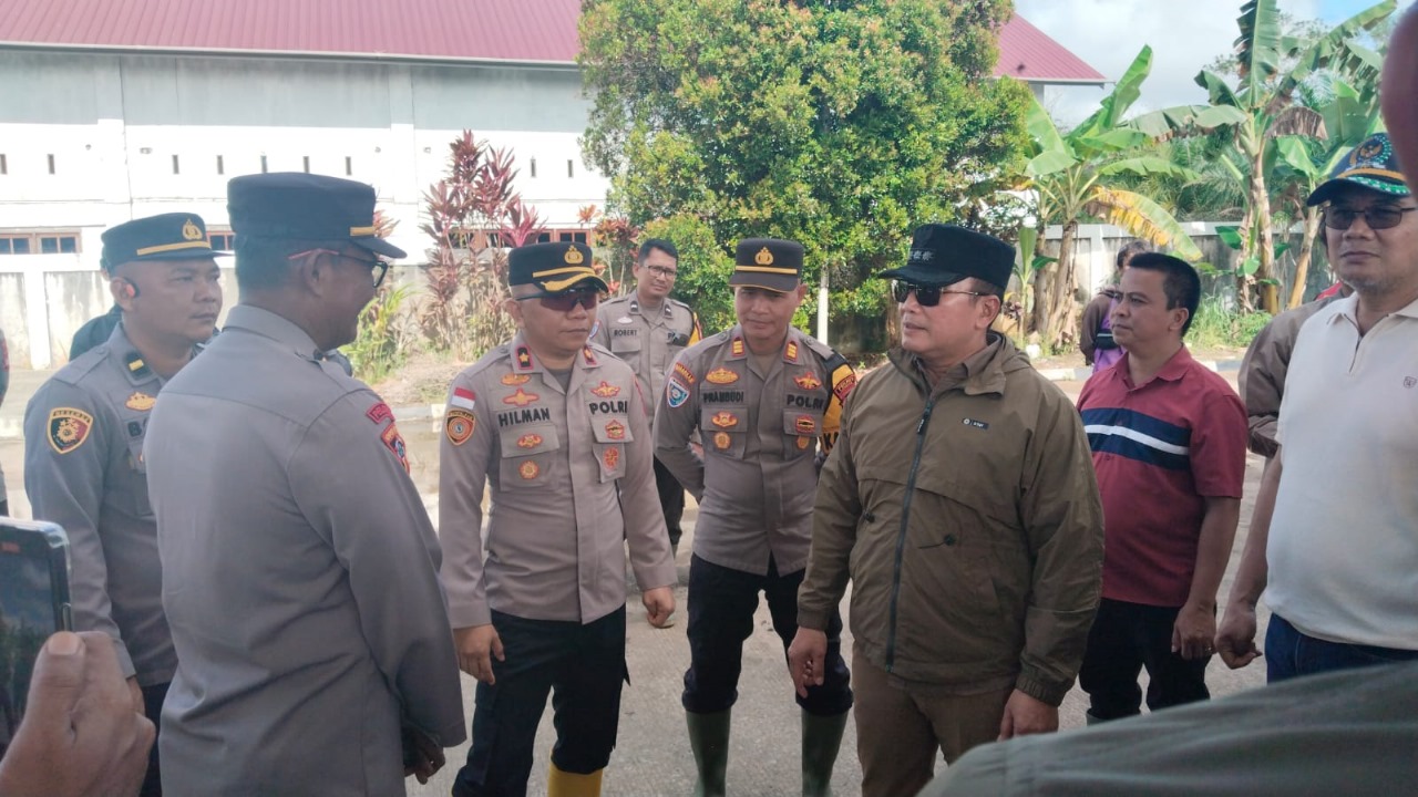 500 Paket Sembako Dibagikan ke Korban Banjir di Kubu Raya