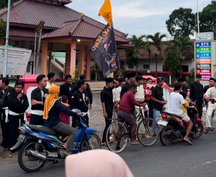 Merajut Kebersamaan Desa Bono dan Perguruan Silat Bagikan Takjil Kepada Warga