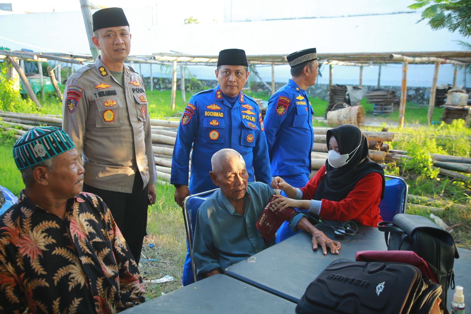 Gelar ‘Pegar’ Ditpolairud Polda Jatim Peduli Kesehatan Warga Nelayan di Bulan Ramadhan